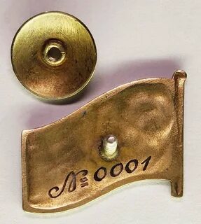 Хочу показать значок за № 0001 лидера этой организации генерала армии Никол...