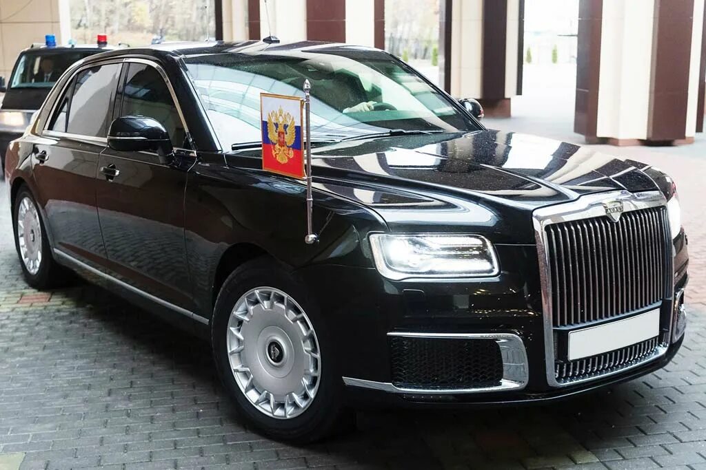 Президентский аурус фото. Aurus президентский. Лимузин aurus senat l700. Президентский аурус фото. Аурус президента.
