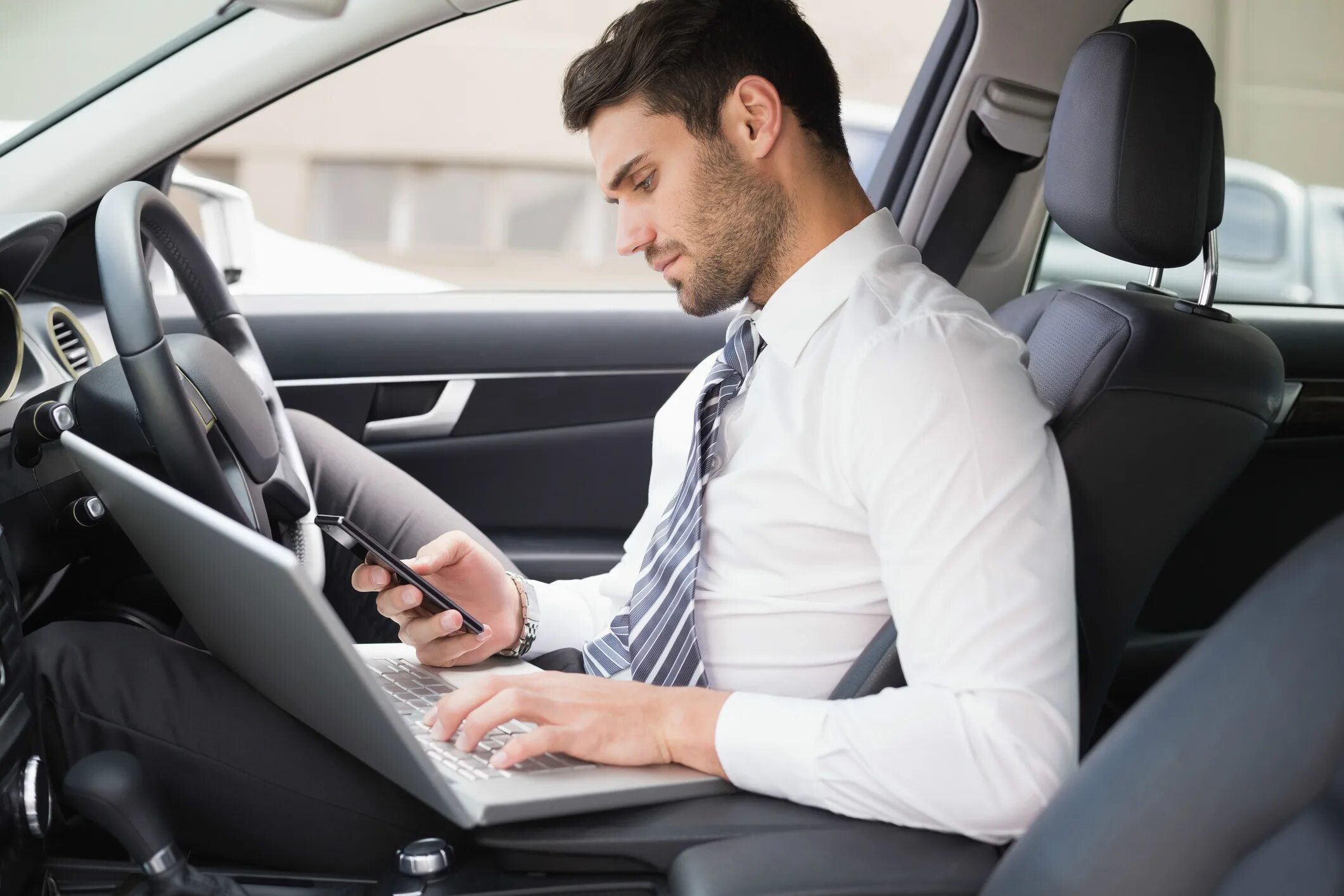 Businessman in a car Сток. The Driver's Seat. Идеальное рабочее место водителя машины. Drivers Seat фото. Офисный водитель вакансии от прямого