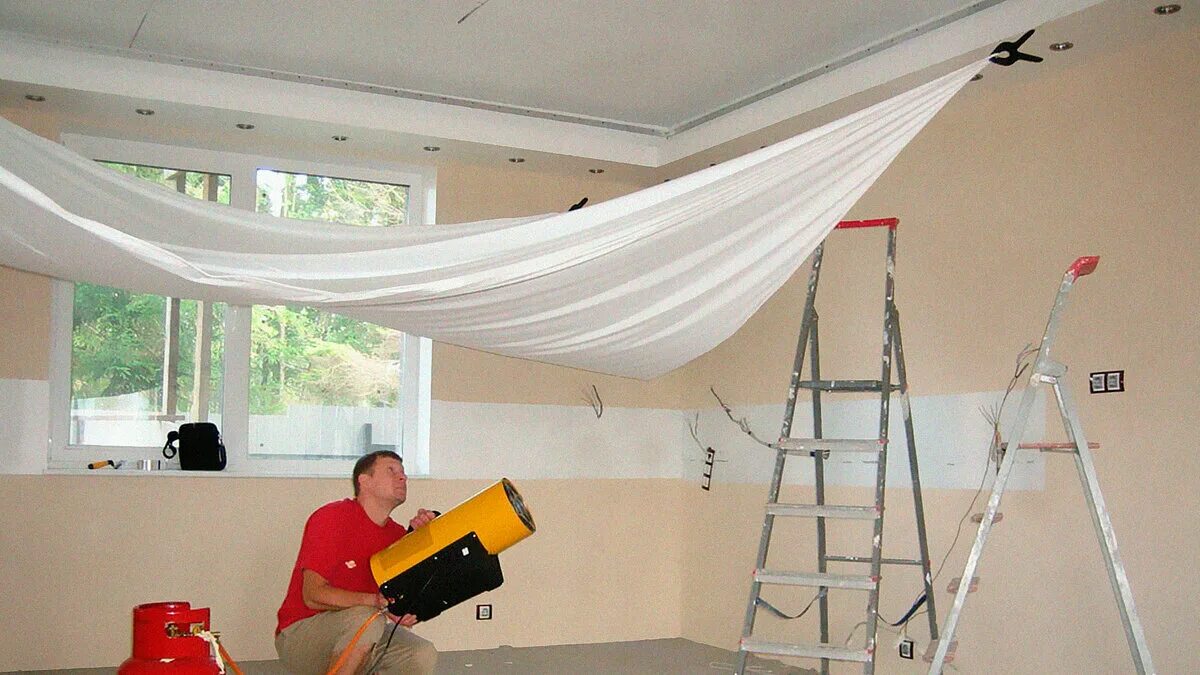 Монтаж карниза для штор. Монтажник натяжных потолков. Монтаж карниза на натяжной потолок. Натяжные потолки сборка. Потолочные натяжные потолки установка.