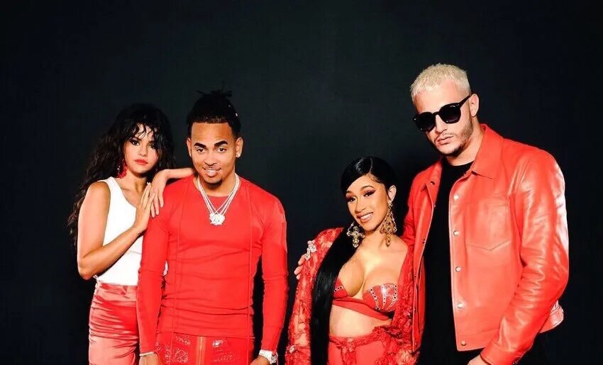 DJ Snake selena Gomez Ozuna Cardi. DJ Snake and selena Gomez. Cardi b DJ Snake. Кто поет песню оставь помаду на щеке