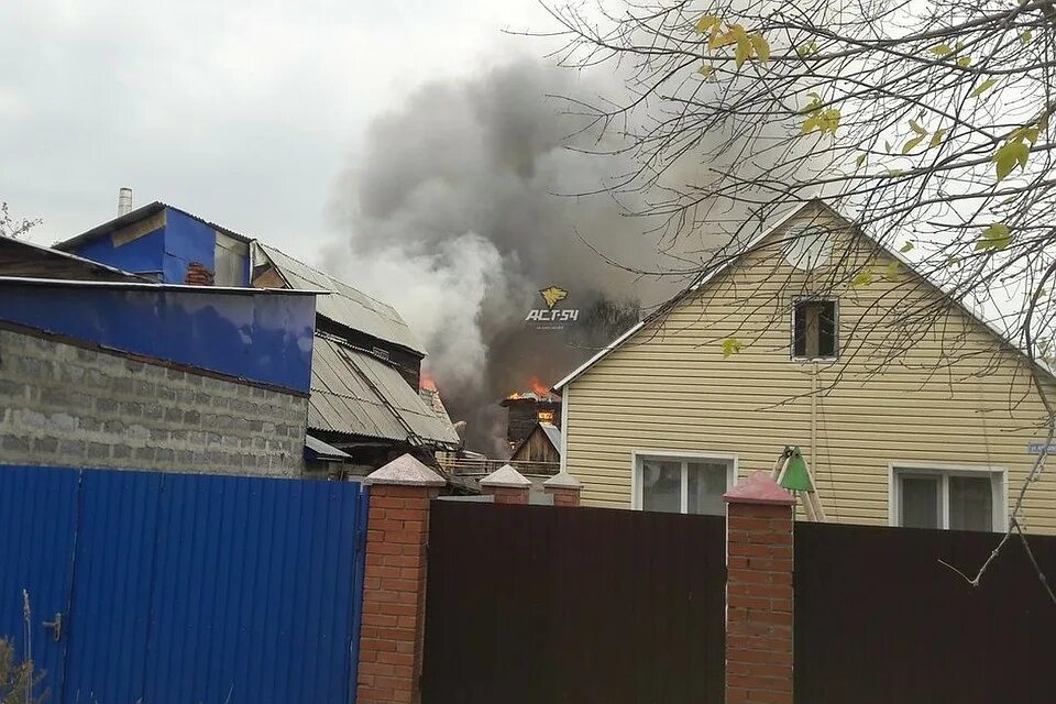 Сгорел дом в Новосибирске вчера в Октябрьском районе. Пожар в Октябрьском районе города Новосибирска сегодня. Пожар Октябрьский район 7 маяноаосибирск. Пожар в Новосибирске в доме Далидовича 68. Горят три дома в москве