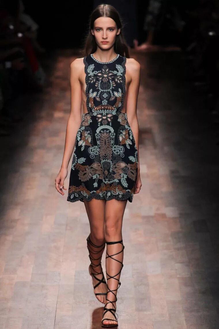 Valentino spring 2013 couture. Черное платье от валентино. Valentino (валентино) 2013. Valentino 2013-2014 couture. Модели валентино.