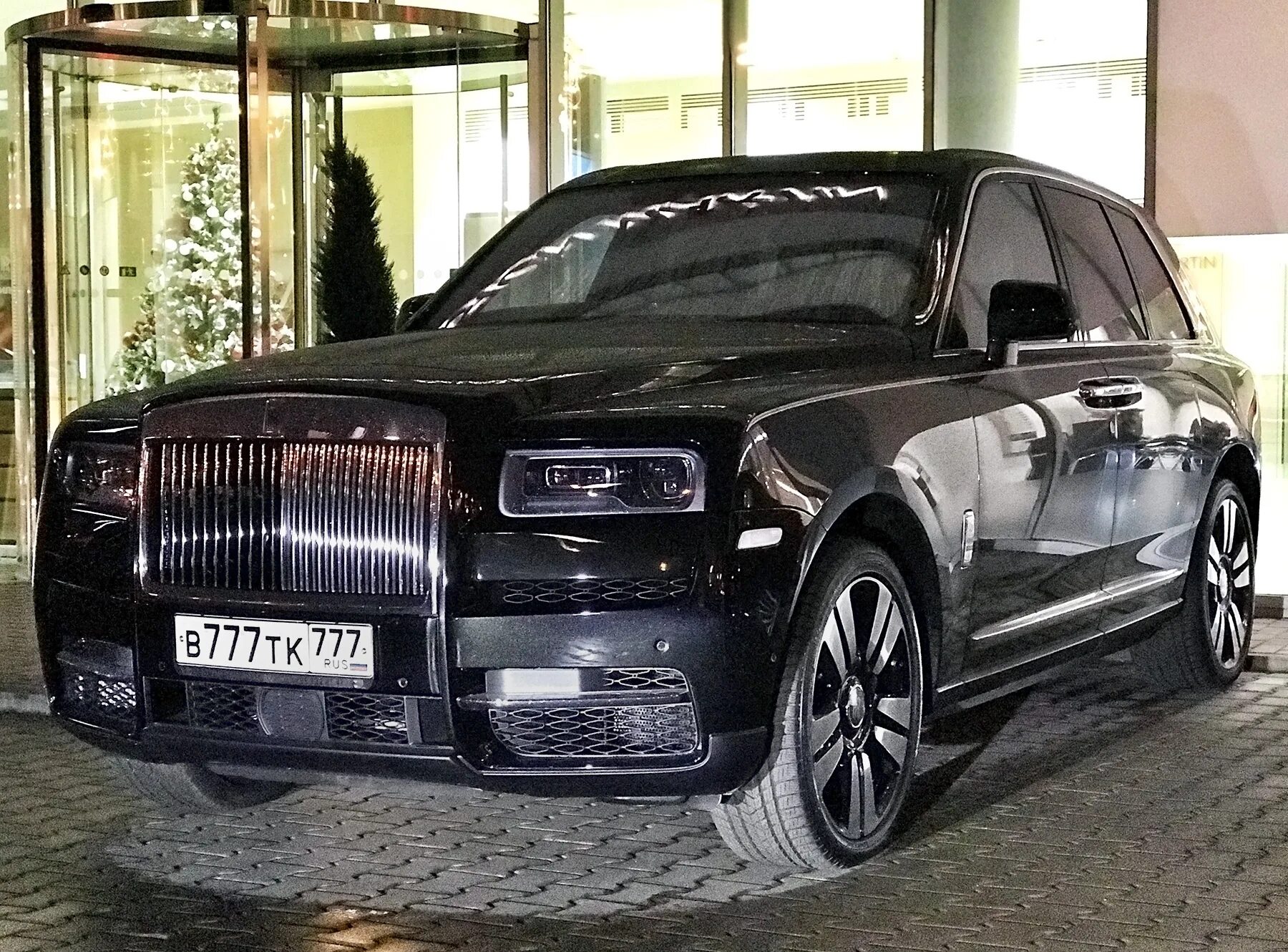 Роллс номер. Rolls Royce Cullinan 777. Роллс Ройс Куллинан м777мм777. Rolls Royce 777. О777аа77 Роллс Ройс.