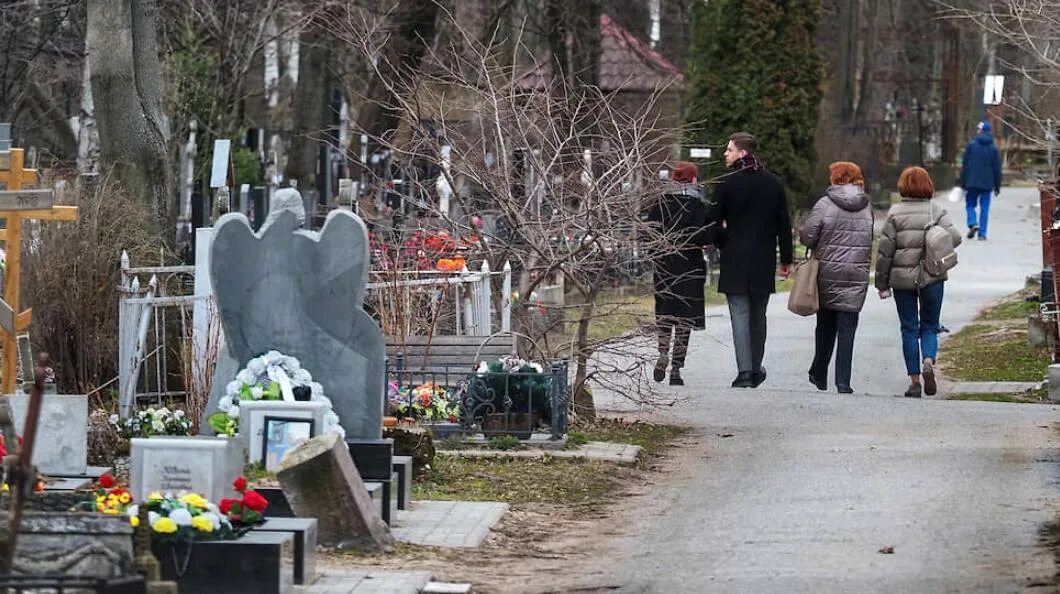 Родительская суббота на кладбище. Кировское кладбище Радоница. Посетители кладбища. Кладбище 2020 года. Посетить кладбище.