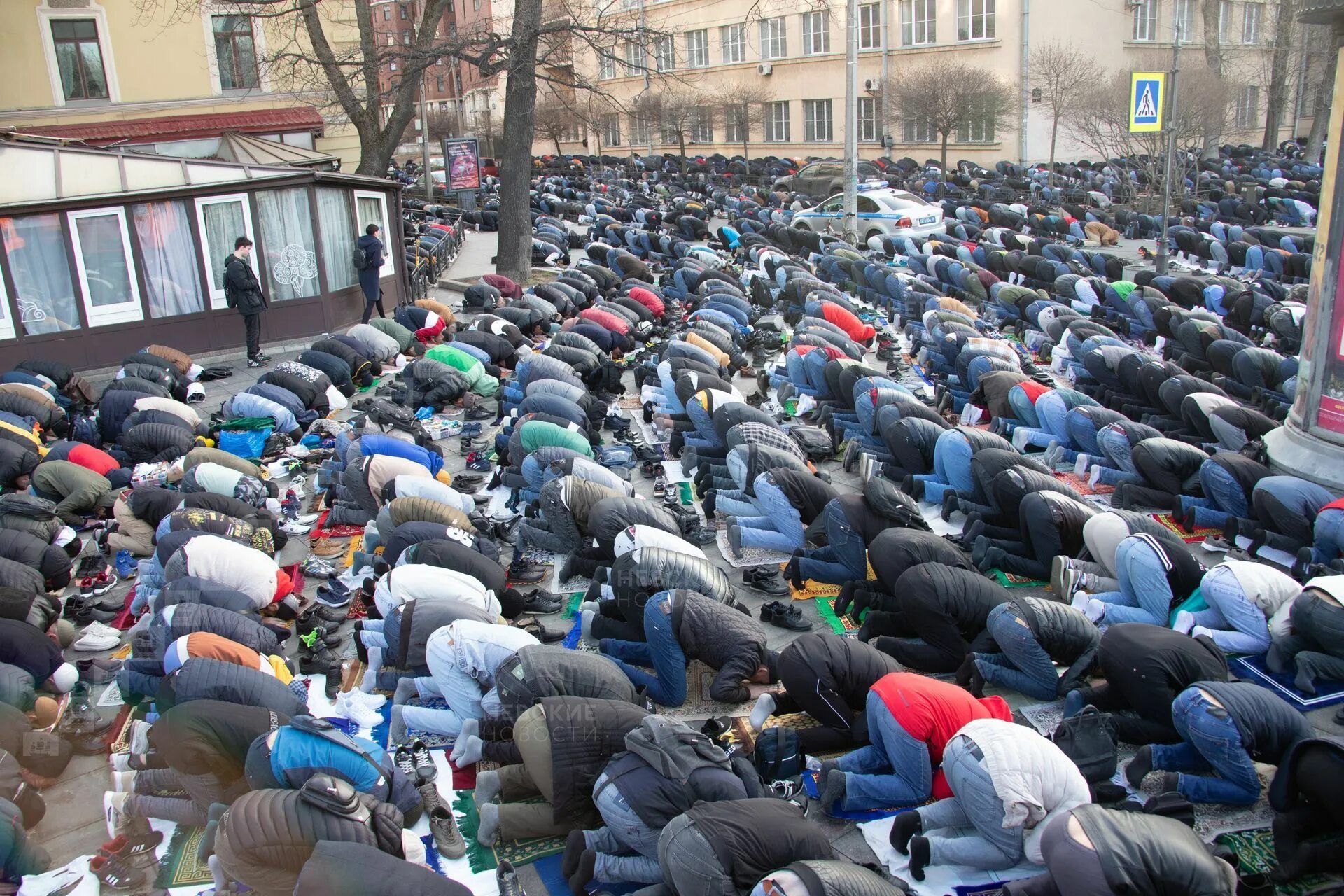 Ураза байрам в Петербурге. Мусульманин молится. Праздничный намаз Ураза байрам. Праздник мусульман в СПБ.