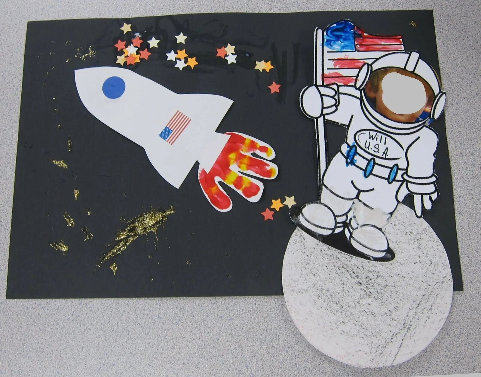 Космонавт из бумаги. Поделка космонавт. Космонавты для детских поделок. Космонавт поделка для детей.