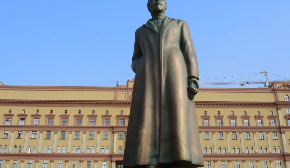 Памятник ф э дзержинскому на лубянке. Памятник феликсу дзержинскому спб. Памятник дзержинскому год. Лубянская площадь памятник дзержинскому. Памятник дзержинскому на лубянке.