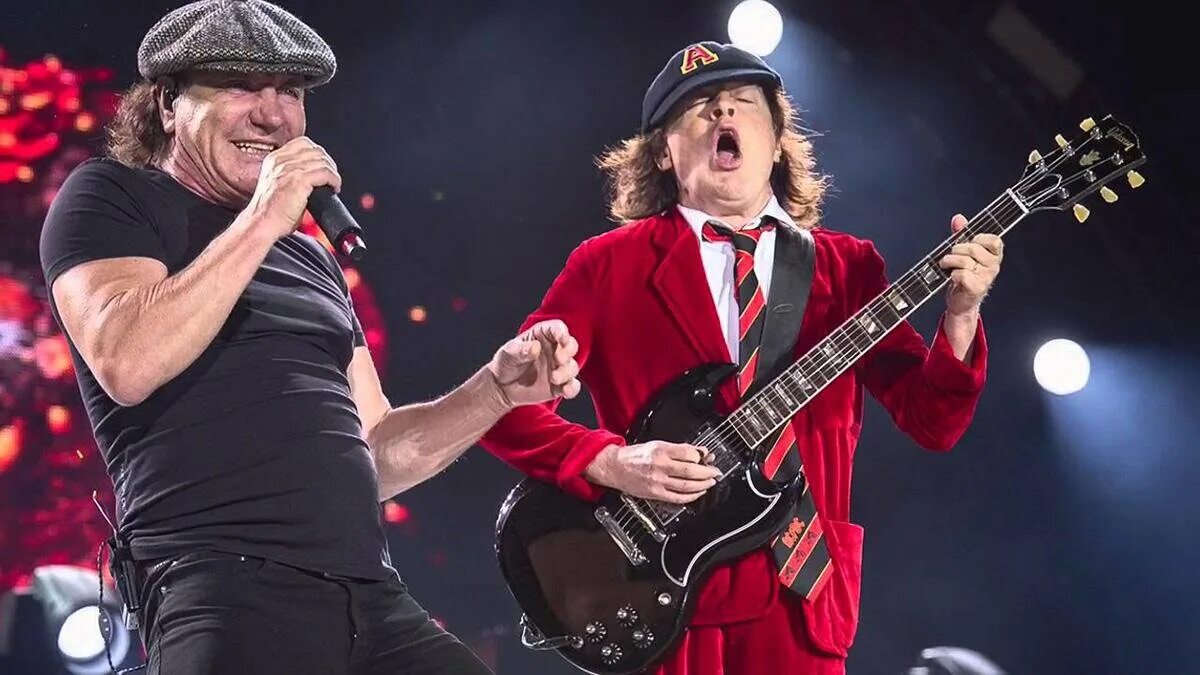 Солист группы ИСИ ДИСИ. AC/DC группа 2019. Солист АС ДС Брайан Джонсон. Группа AC/DC 1980. Ac dc группа песни слушать