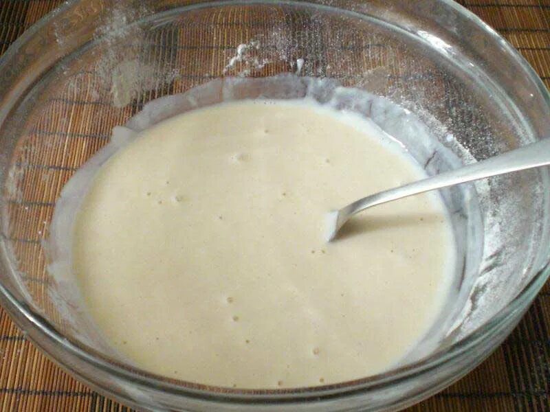 Пирог масло сливочное и яйца. Молоко в тесто. Творог с кефиром и сахаром. Перемешать муку с молоком. Дрожжевое тесто на сметане.