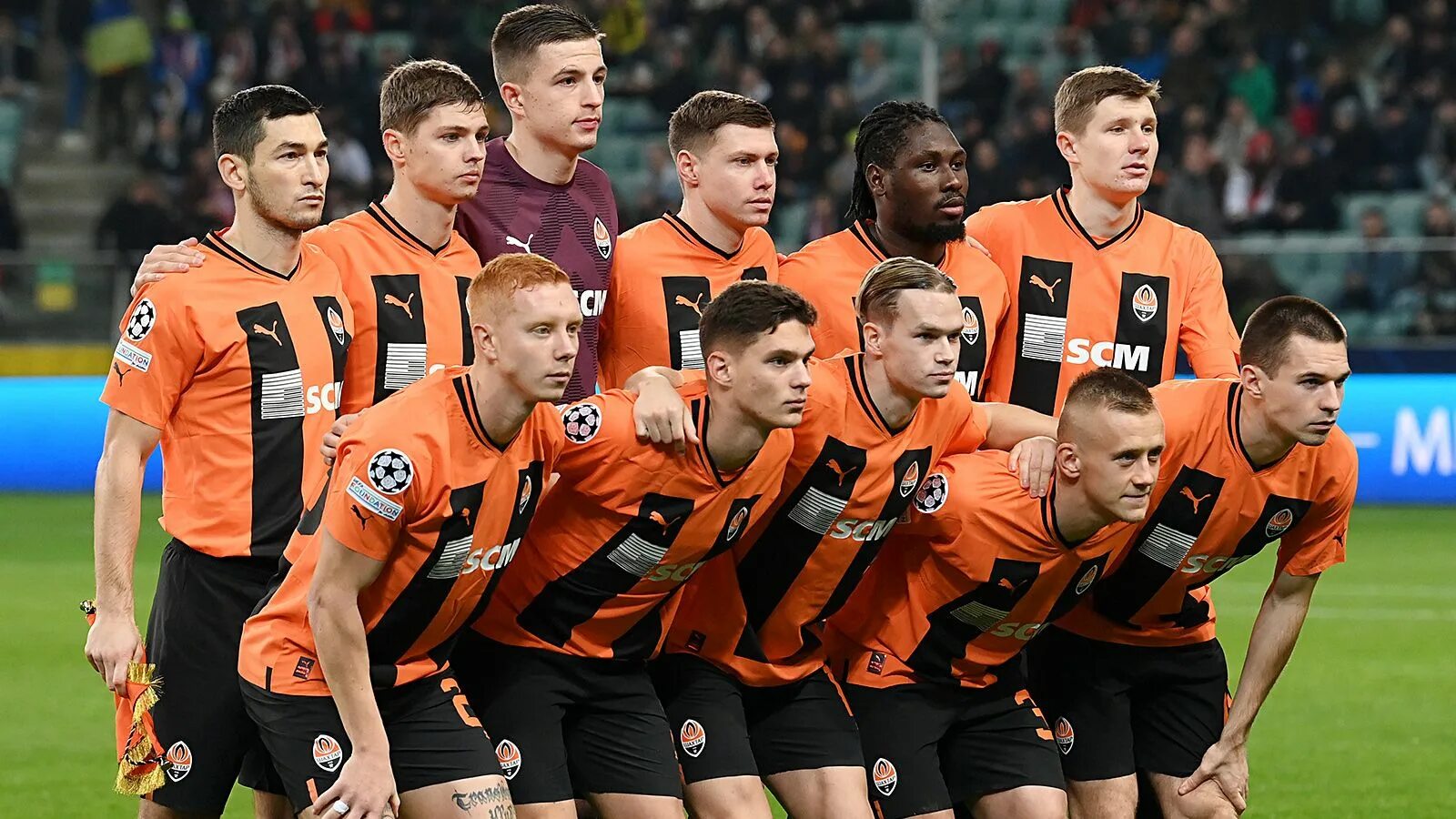 Форма донецкого шахтера. Футбольная форма шахтер. Футбольная команда шахтер донецк. Шахтер игроки. Шахтер игроки.