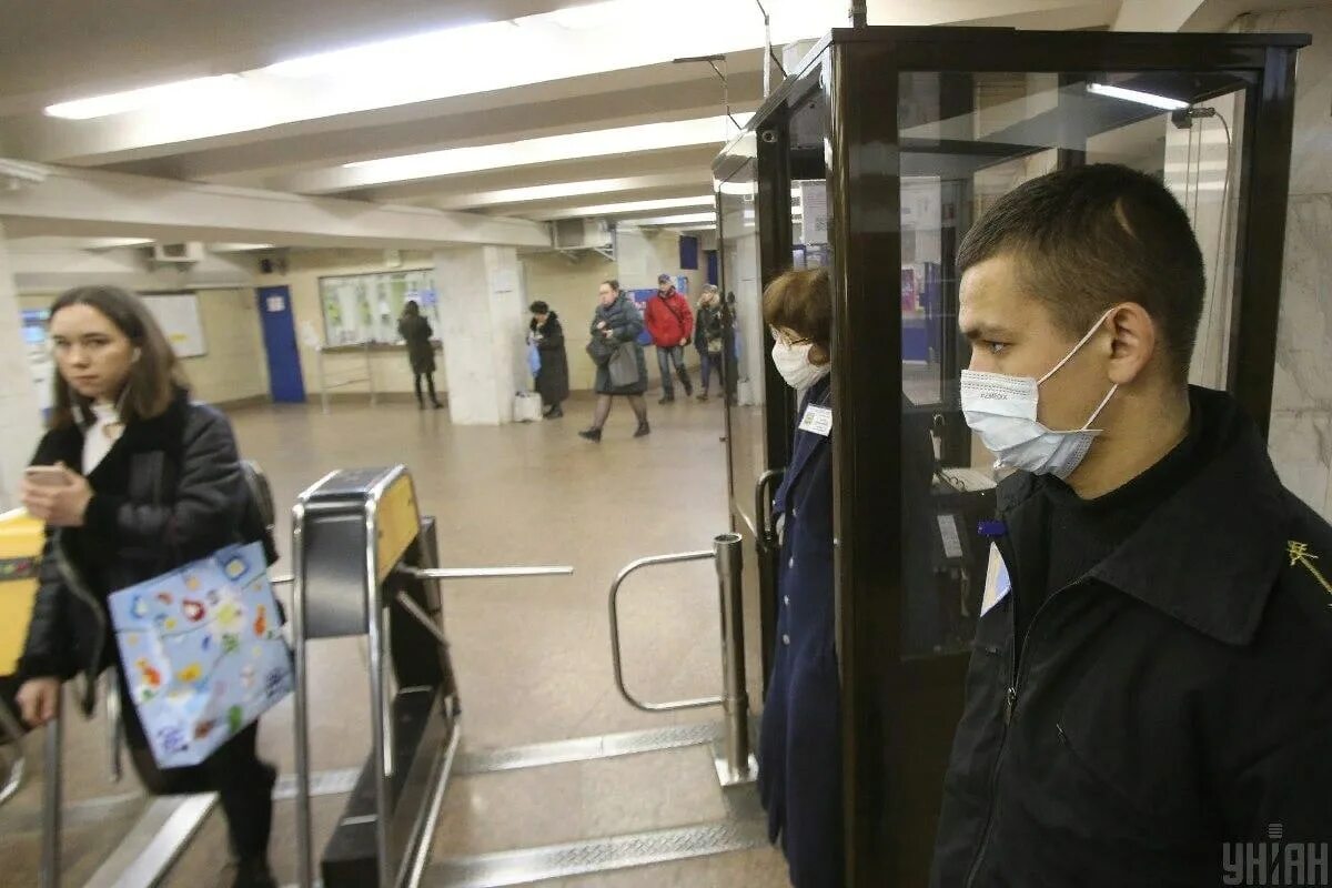 Можно ли в метро с ножом. Фото людей в метро Украина. В Киеве метро пустили. Люди живут в метро в Украине.