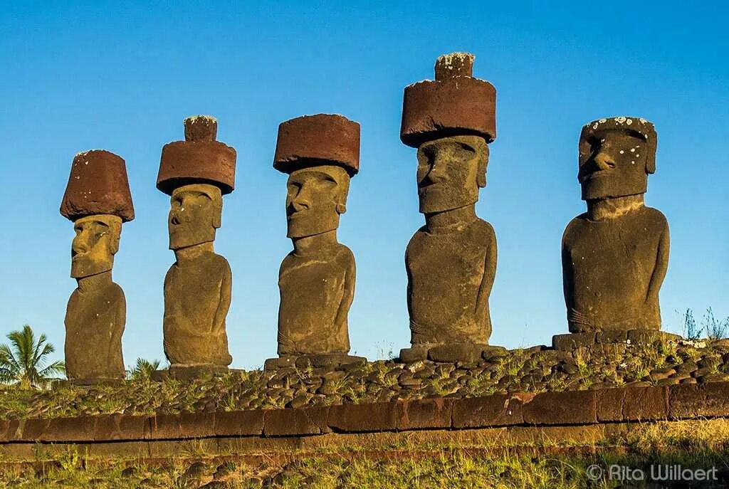 Какой стране принадлежат каменные статуи острова пасхи. Анакена Моаи. Остров Пасхи статуи Моаи. Каменные статуи Моаи остров Пасхи Чили. Моаи на острове Пасхи.