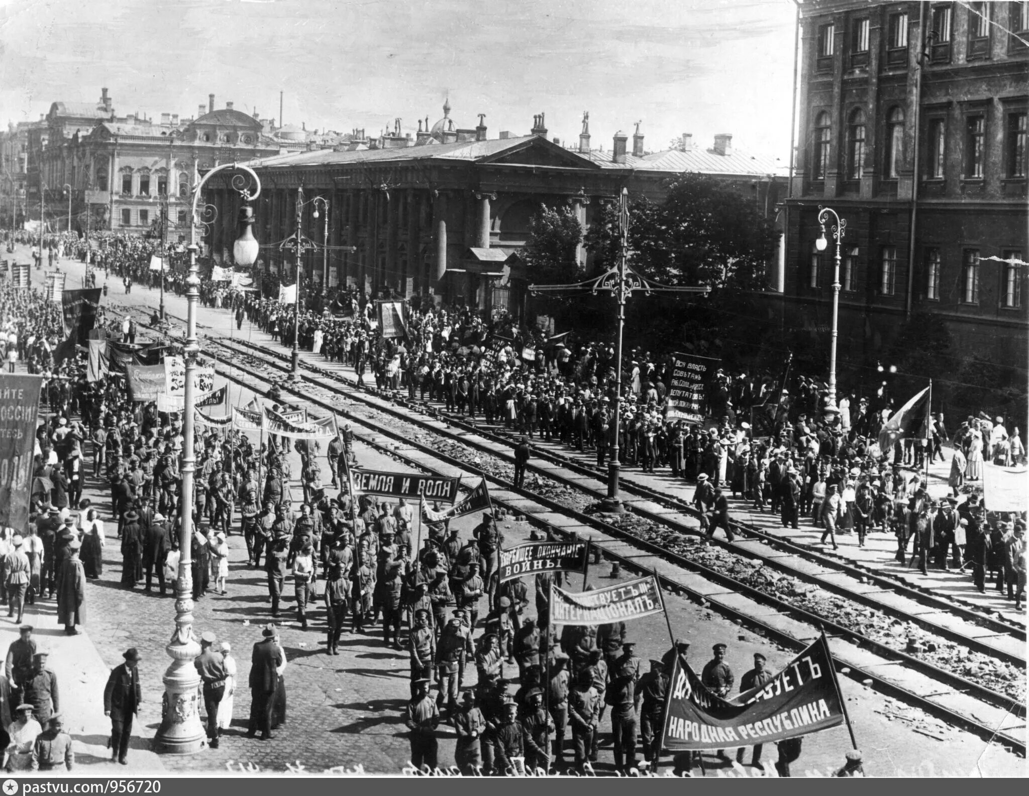 Июньская демонстрация в Петрограде в 1917 году. Петроград в 1917 апрельский кризис. Демонстрация в Петрограде 1917. Демонстрация 18 июня 1917 г в Петрограде. 4 революции в мире