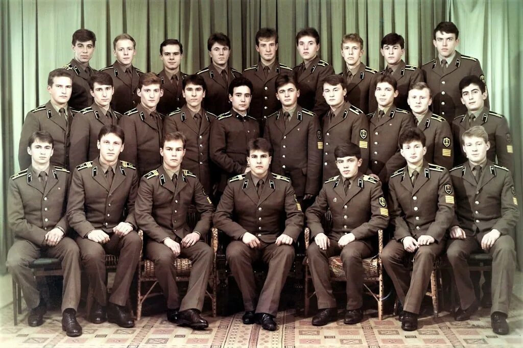 в 1988 году окончил