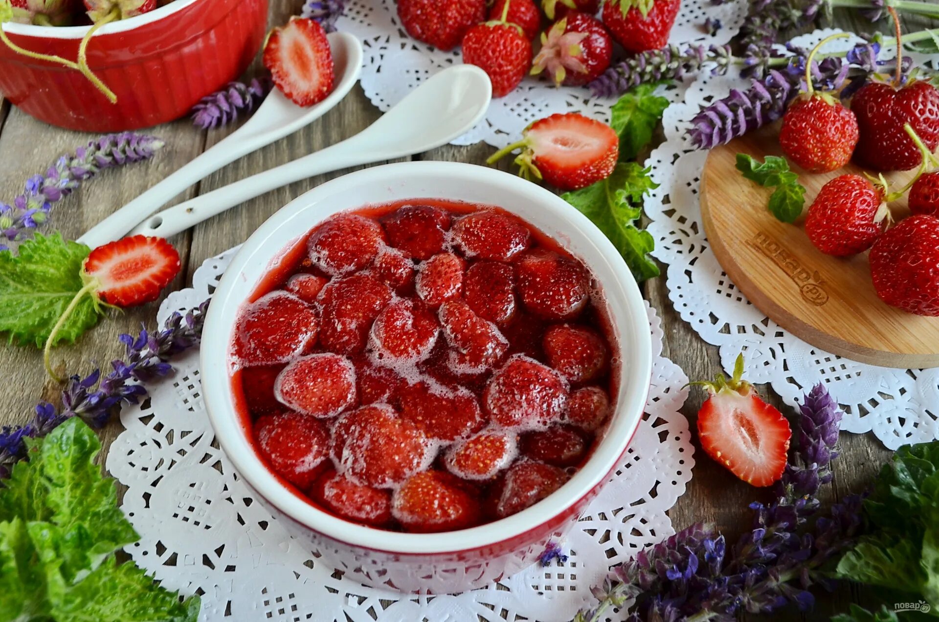 Можно клубничное варенье. Варенье из клубники. Варенье из Виктории. Земляничное варенье. Варенье из клубники с целыми ягодами.