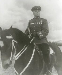 На этой фотографии запечатлены прославленные генералы кавалеристы