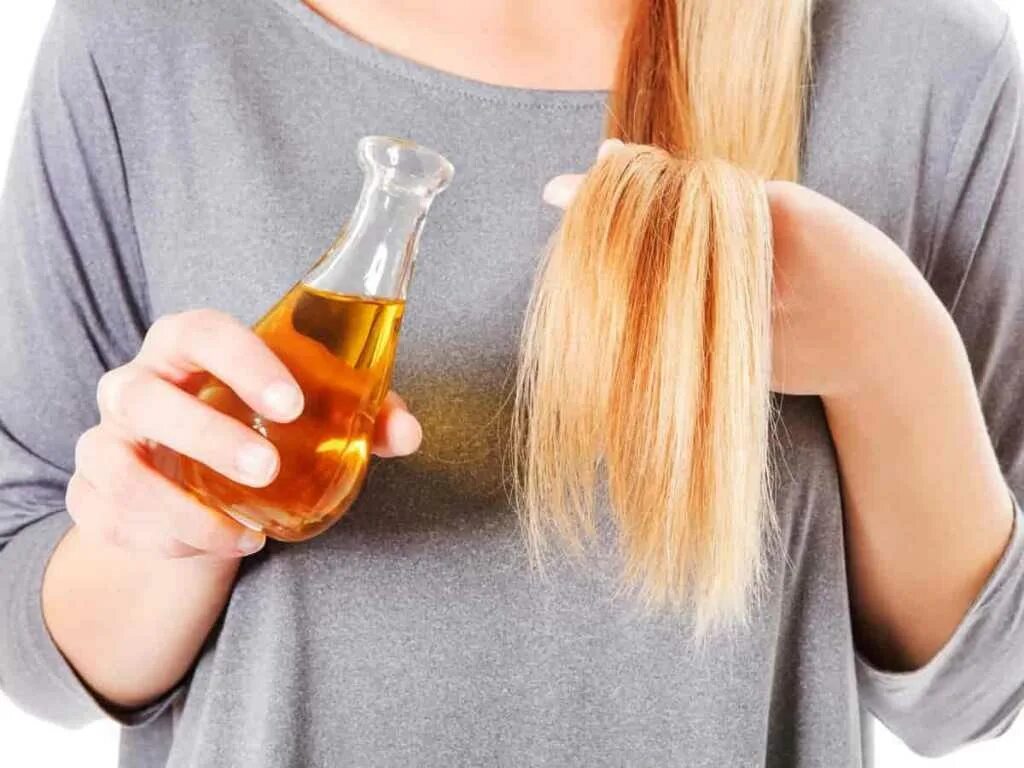 Castor Oil для волос. Домашние средства для волос. Масло для волос лечебное. Нанесение масла на волосы.