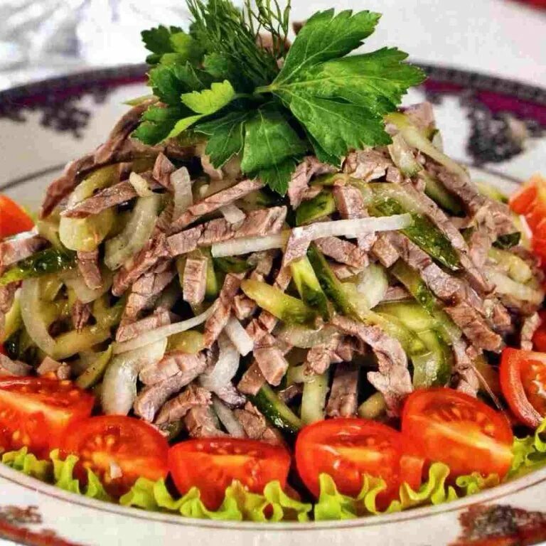 Салатный микс с говядиной. Салат светофор с болгарским перцем и говядиной. Салат с мясом и солеными огурцами. Салат из говядины с овощами. Салат татарстан классический.
