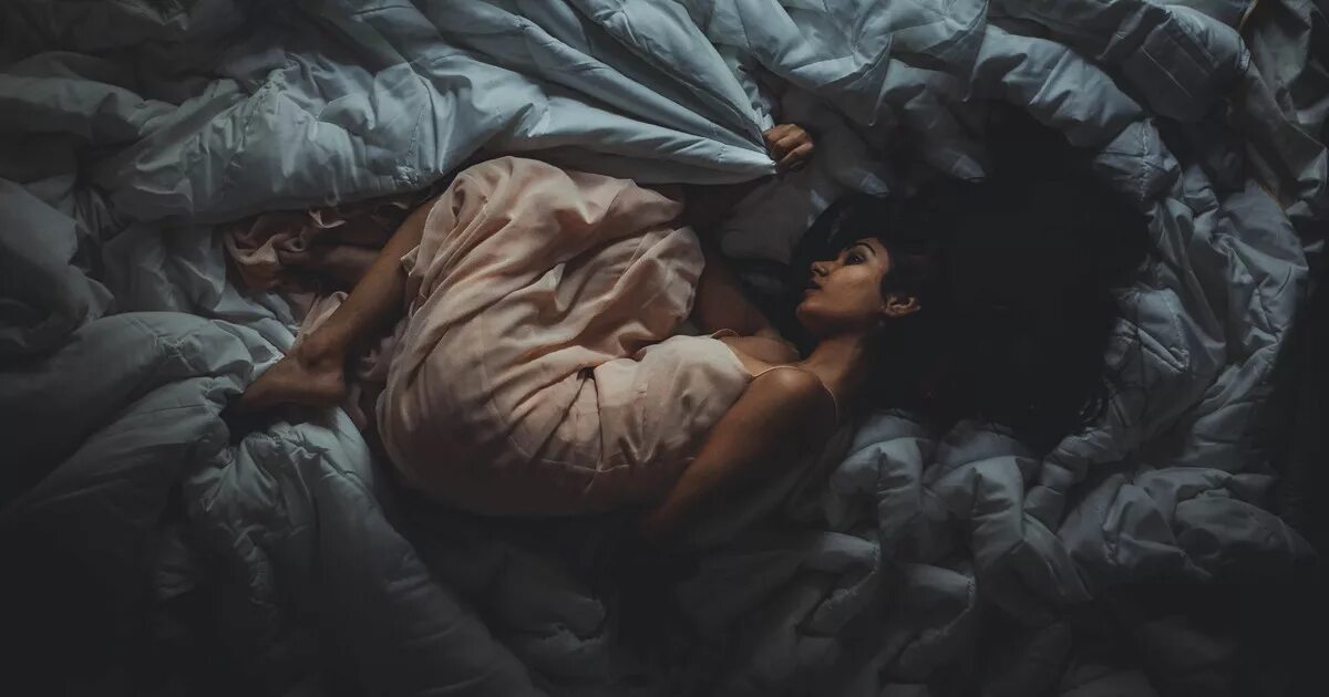 Видеть во сне женщину в постели. Про сон. Women sleep in transport. Видеть во сне женщину в постели. Серая азиатская/женщина во снах.