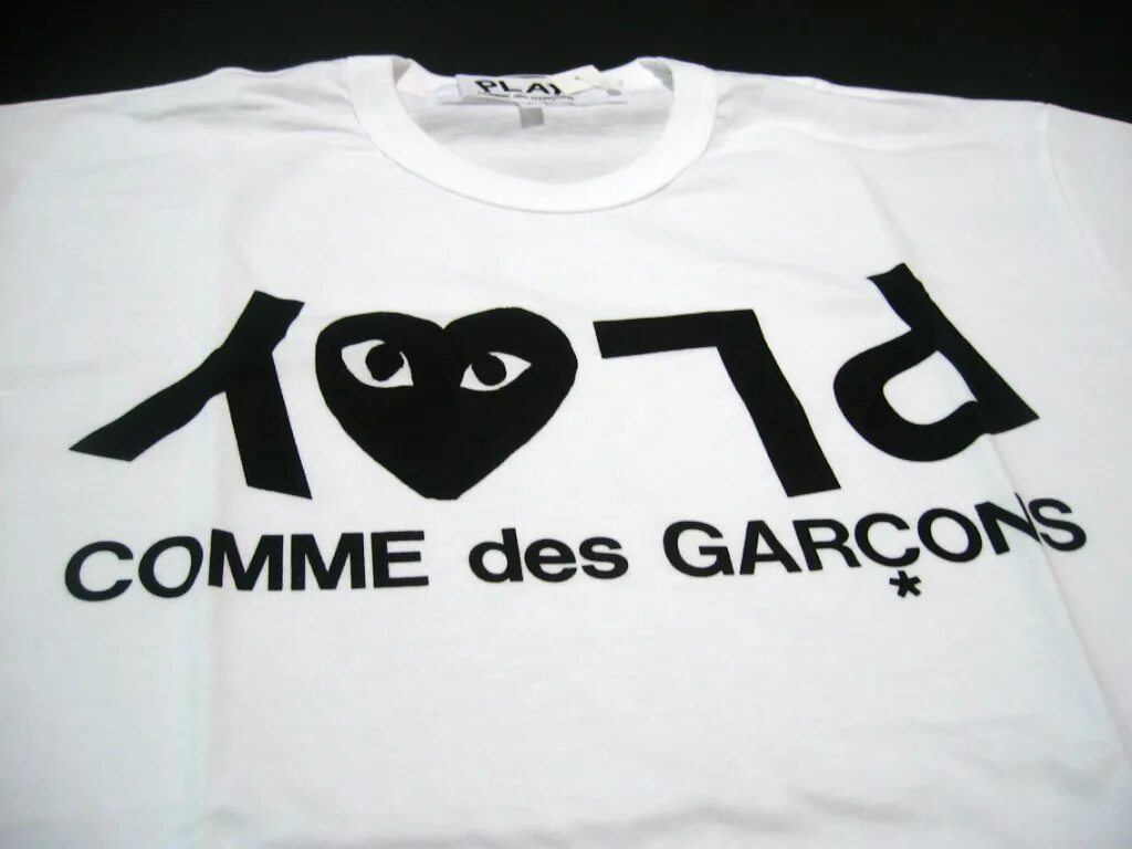 Кофта comme des fuckdown. Comme des f*down бейсболка. Comme des garcons логотип. Даун в кепке. Comme des garcons логотип.