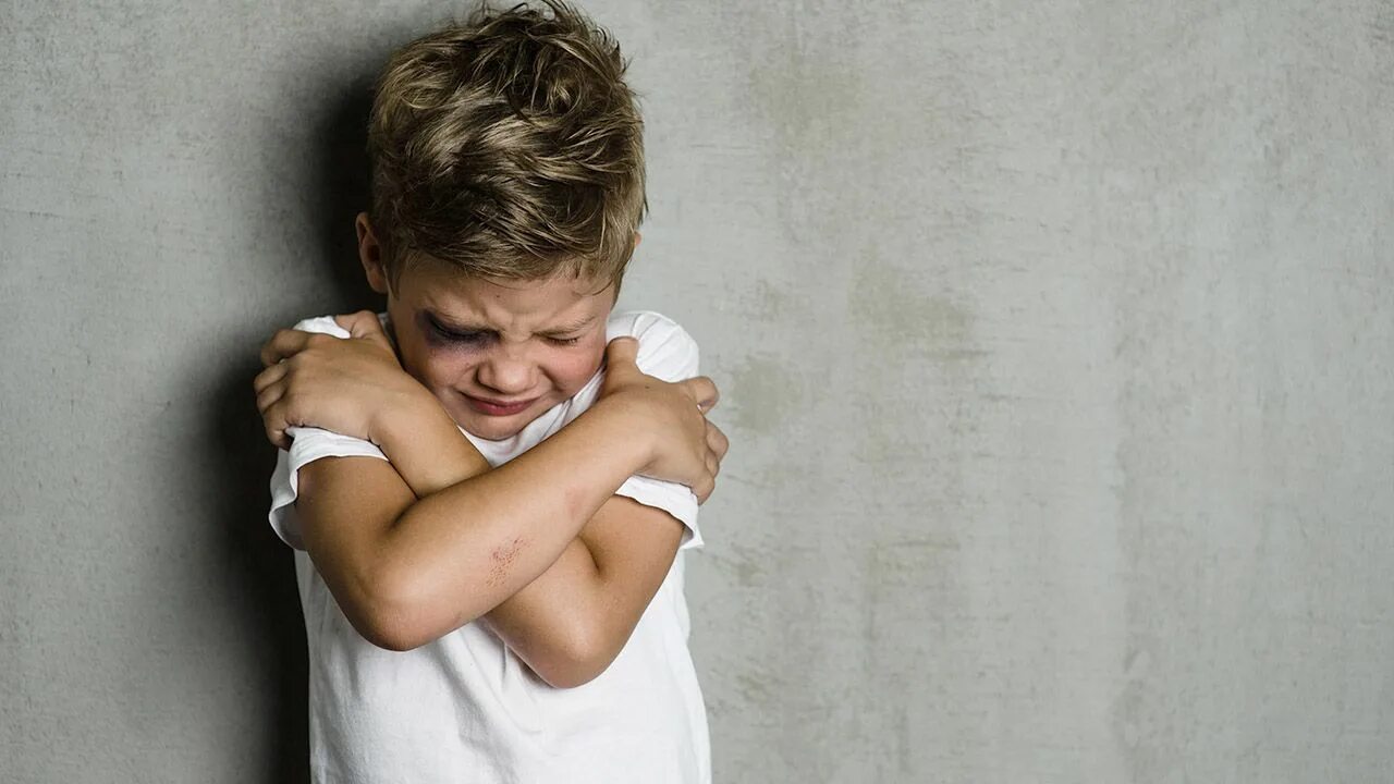 Boy with Trauma. A boys scar. Картинка ребенок царапает сам себя.