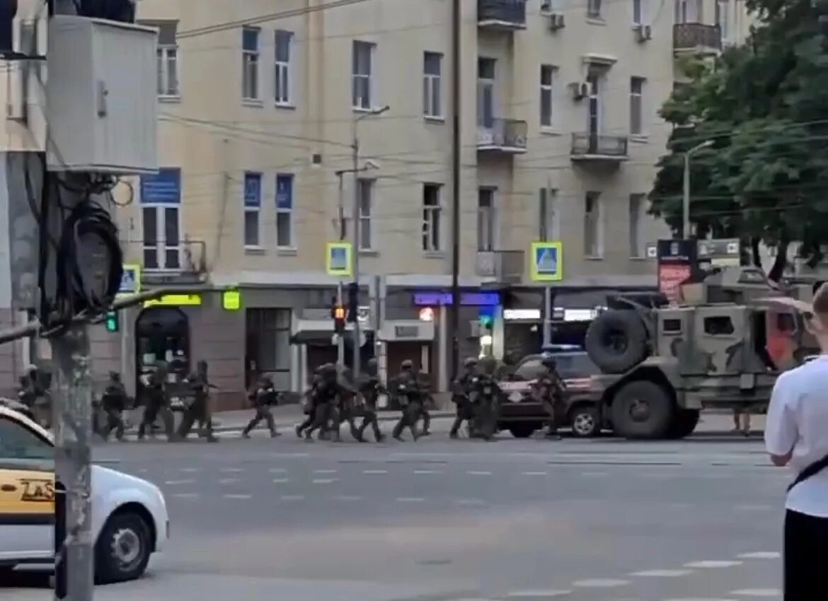 Видео нападения на губернатора. ЧВК Вагнер в Ростове на Дону. Военная колонна в Ростове на Дону 24 июня 2023. Военная колонна.