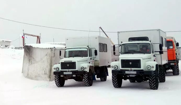 Работа вахта водитель автомобиля. Вахтовка на севере. Машина вахтовка на севере. Водитель вахтовки вахта.