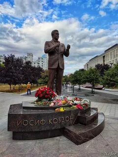 В центре города установлен памятник
