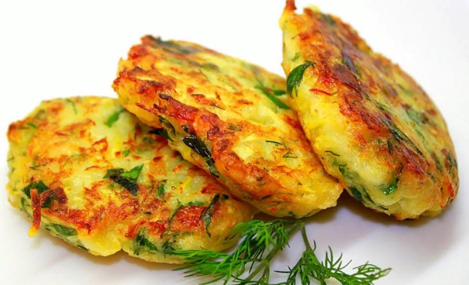 Рецепт котлет из кабачков и картофеля. Котлеты из цукини. овощные котлеты из кабачков. котлеты из кабачков с сыром. кабачковые котлеты с сыром.