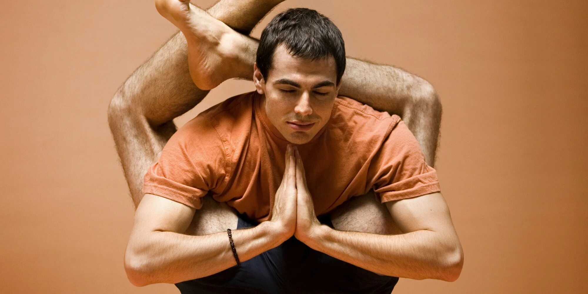 Референсы для фотосессии мужчины. Красивые позы камасутры. Самая поза для мужчин. Позы для фотографий мужские. Мужчина на шпагате.