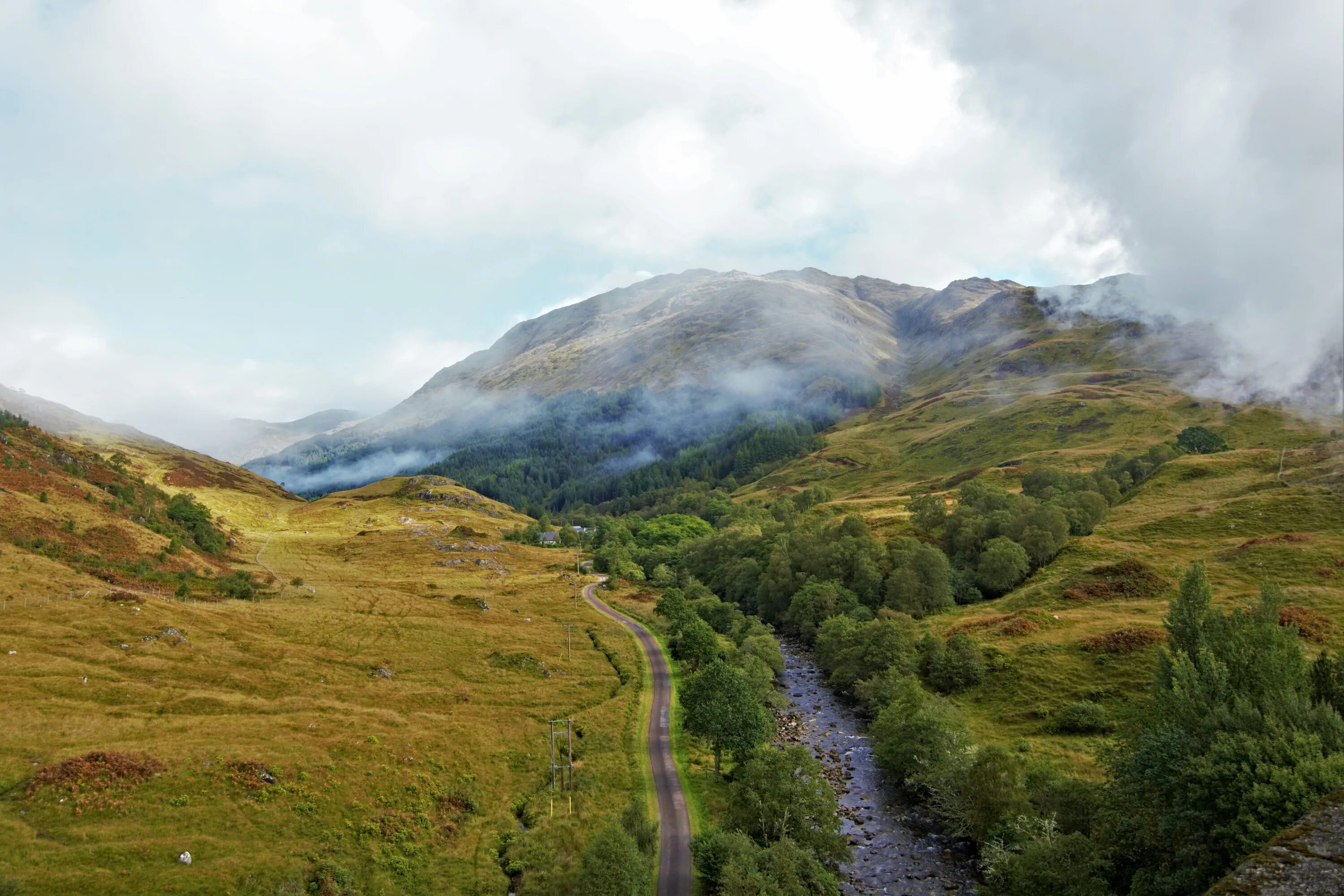 Жизнь людей в горах и на равнинах. Чулышманская Долина Алтай. Холмы Шотландии. Шотландия туман. Горы и равнины Великобритании.