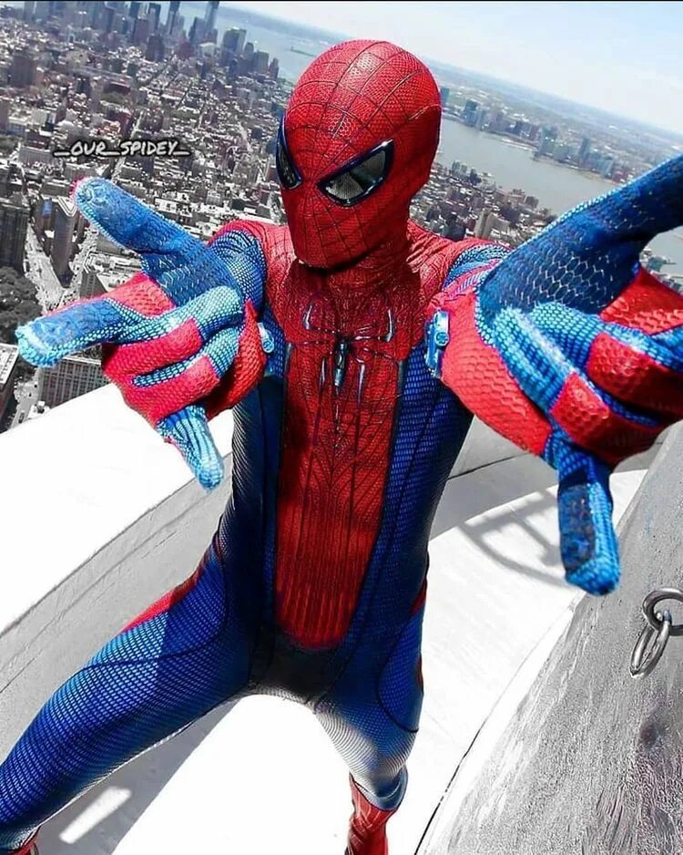 Самого последнего человека паука. Питер Паркер (новый человек-паук). The amazing Spider man 1 костюм. Костюмы Спайдер Мэн 1. Человек-паук Эндрю Гарфилд костюм 2012.