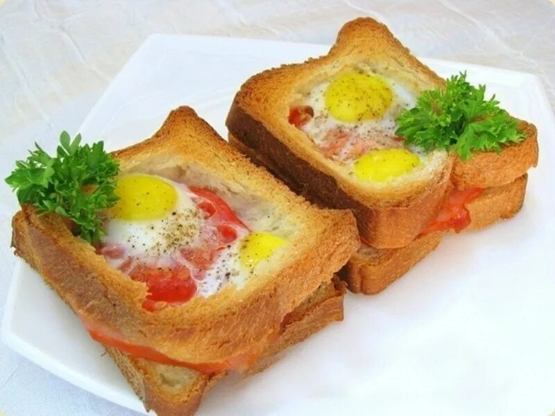 Горячие бутерброды. Горячие бутерброды с яйцом. Горячий бутерброд с яйцом. Бутерброд с яйцом и колбасой. Тостовый хлеб с яйцом