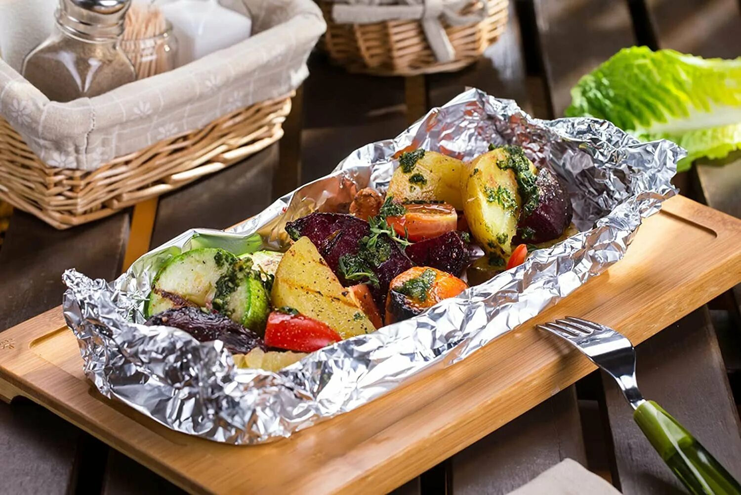 Шашлык в фольге на мангале. Мясо в фольге на мангале. Шашлык на углях. Лосось запеченный в духовке. Люля-кебаб в фольге на мангале.