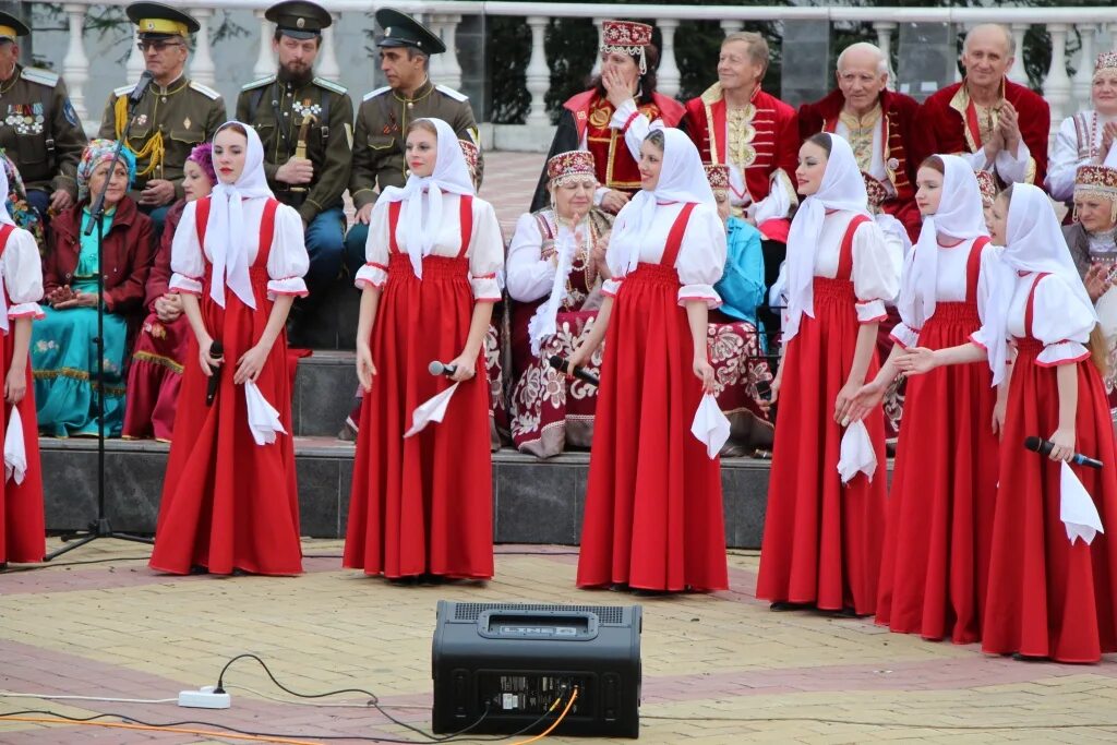 Хор россия 2. Хор Россия. Хор Россия Синеокая Алтайский край. Народный хор разных городов. Народный хор России фото.