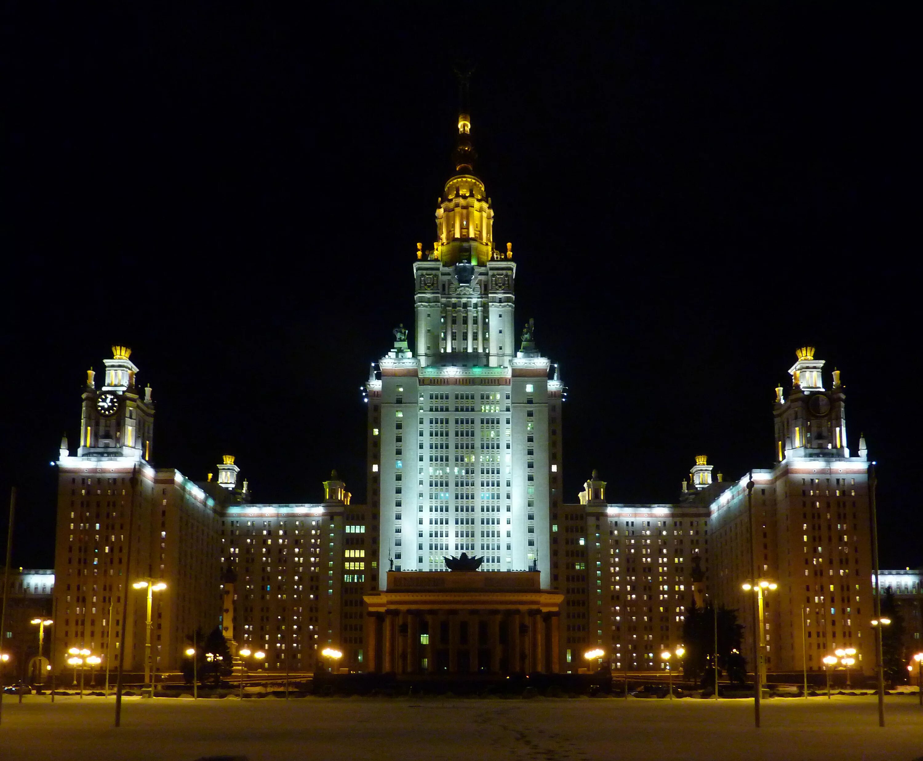 Чат мгу. Подземная Москва МГУ. МГУ им. Ломоносова в МСК (Руднев). МГУ Ломоносова ночью. Здание МГУ В Москве.