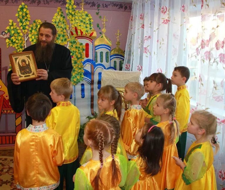 Мальчик в храме. Причащение детей на рождество. Воскресная школа для детей. Православная воскресная школа. Православные детские группы.