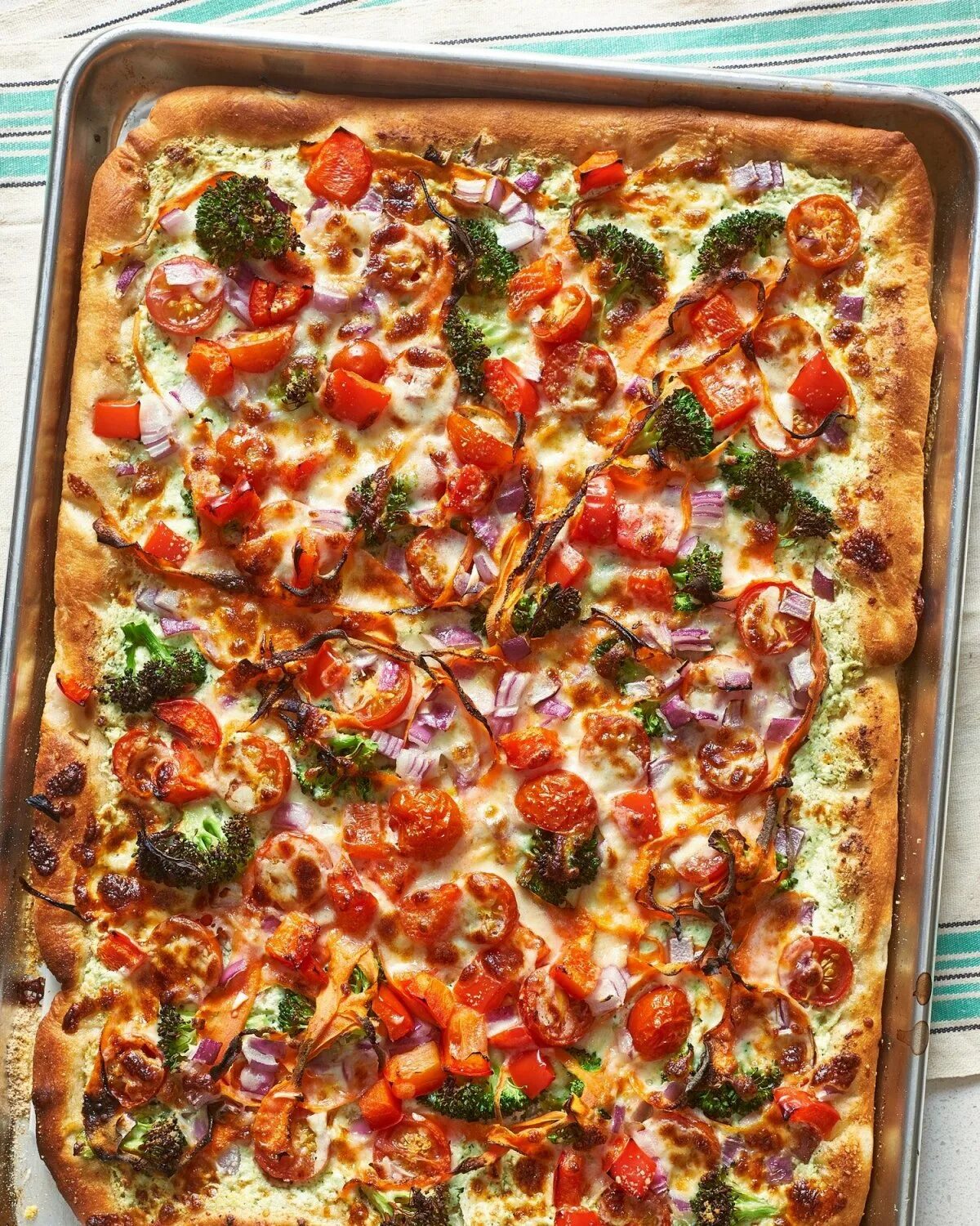 Вкусная пицца рецепт приготовления. Пицца домашняя. Красивая пицца домашняя. Пицца квадратная домашняя. Пицца домашняя в духовке.