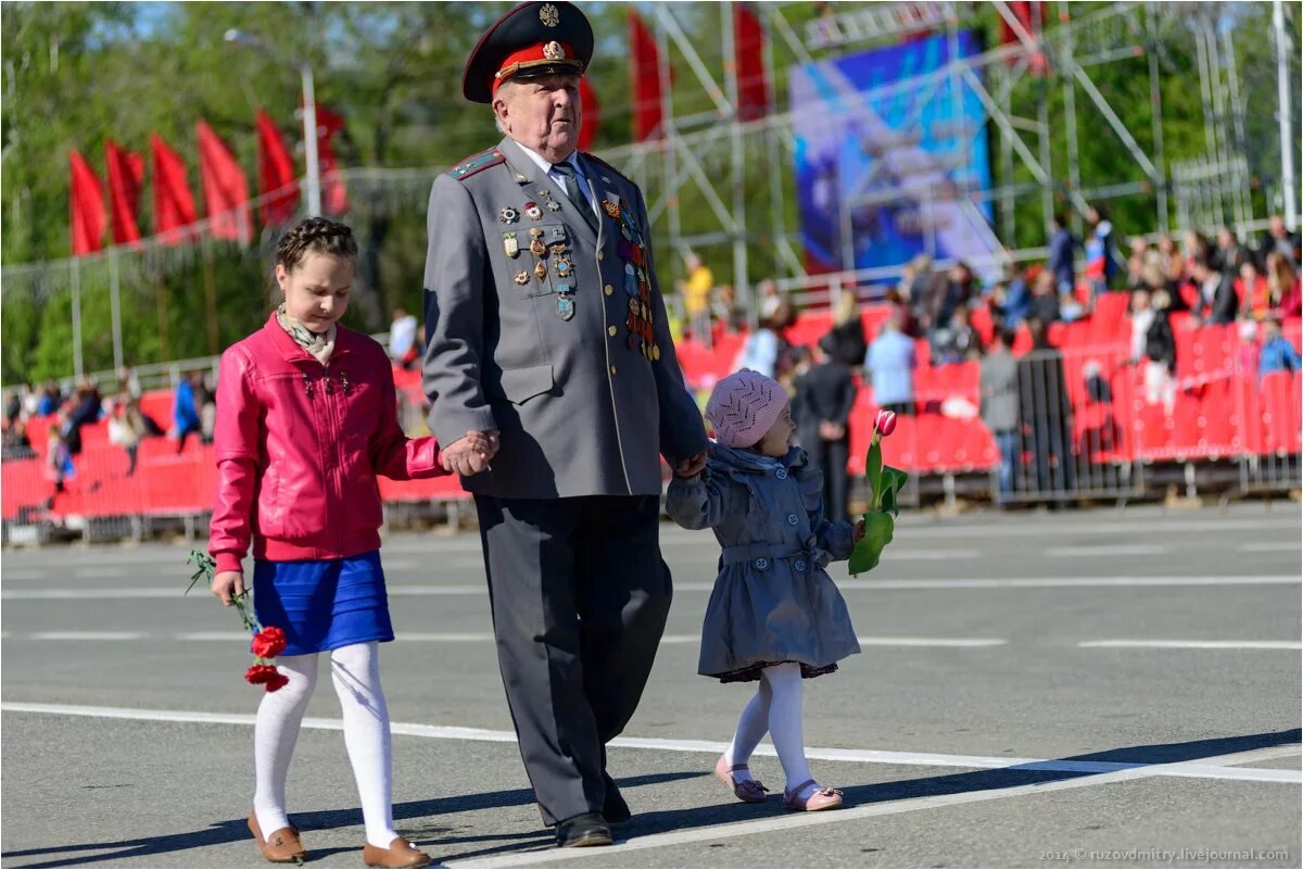 Мама с папой на параде песня