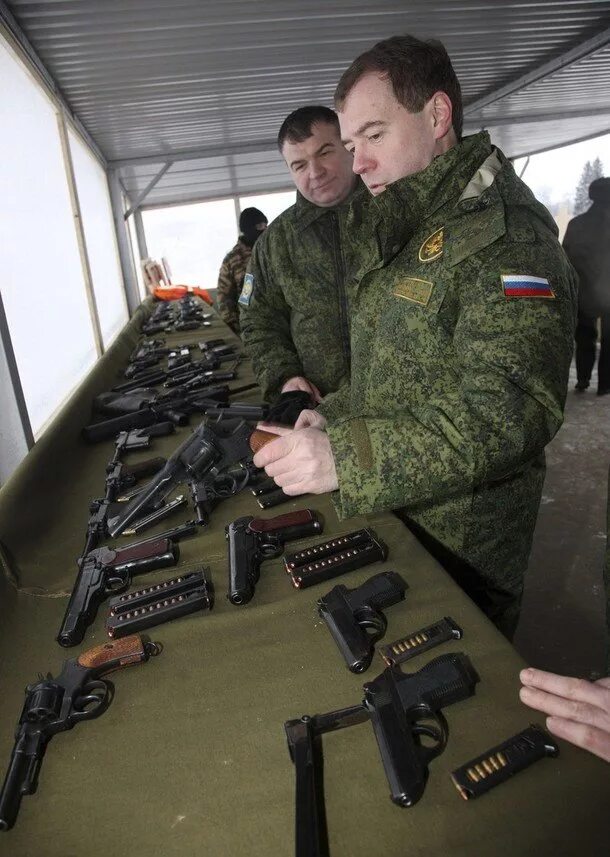 Медведев в военной форме Верховного главнокомандующего.