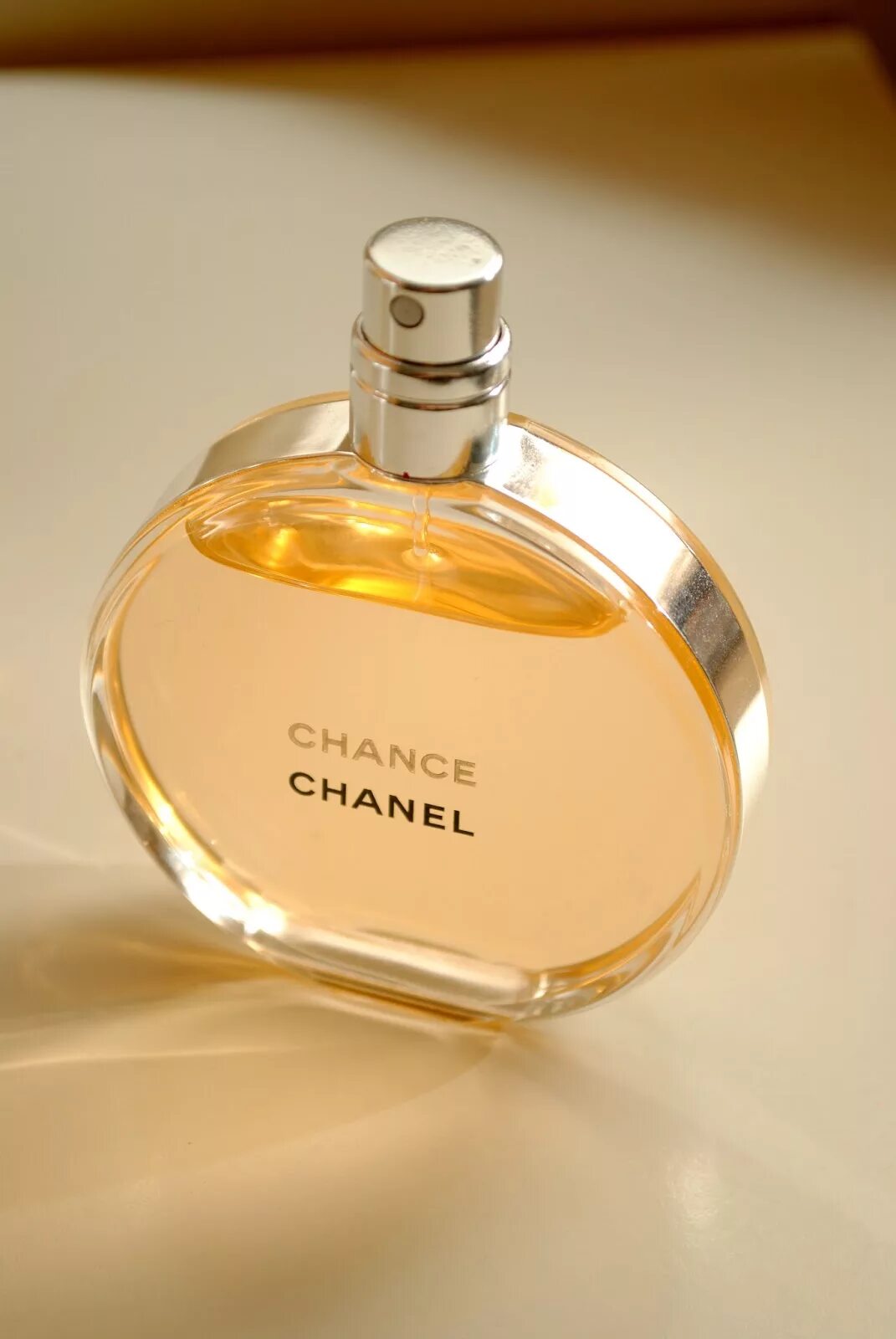 Chanel chance 100ml. Шанель шанс с золотой каймой. Шанель шанс оранжевый на атласе.