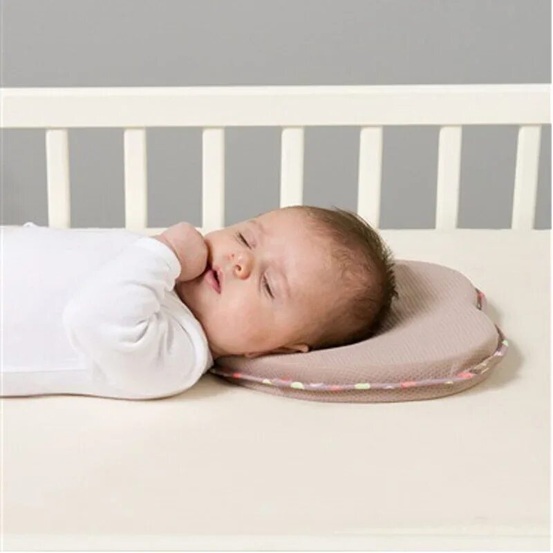 Подушка новорожденному с какого возраста. Подушка для новорожденных. Ортопедическая подушка для новорожденных. Подушка для грудного ребенка. Позиционер для головы новорожденного.