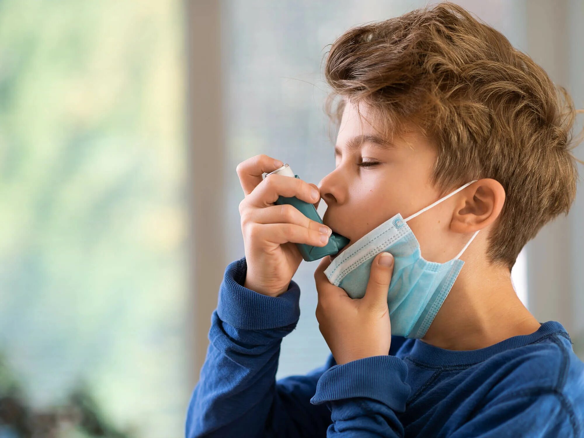 Астма. World asthma day. Астма у подростков. Реабилитация детей с бронхиальной астмой. Ребенок с карманным ингалятором.