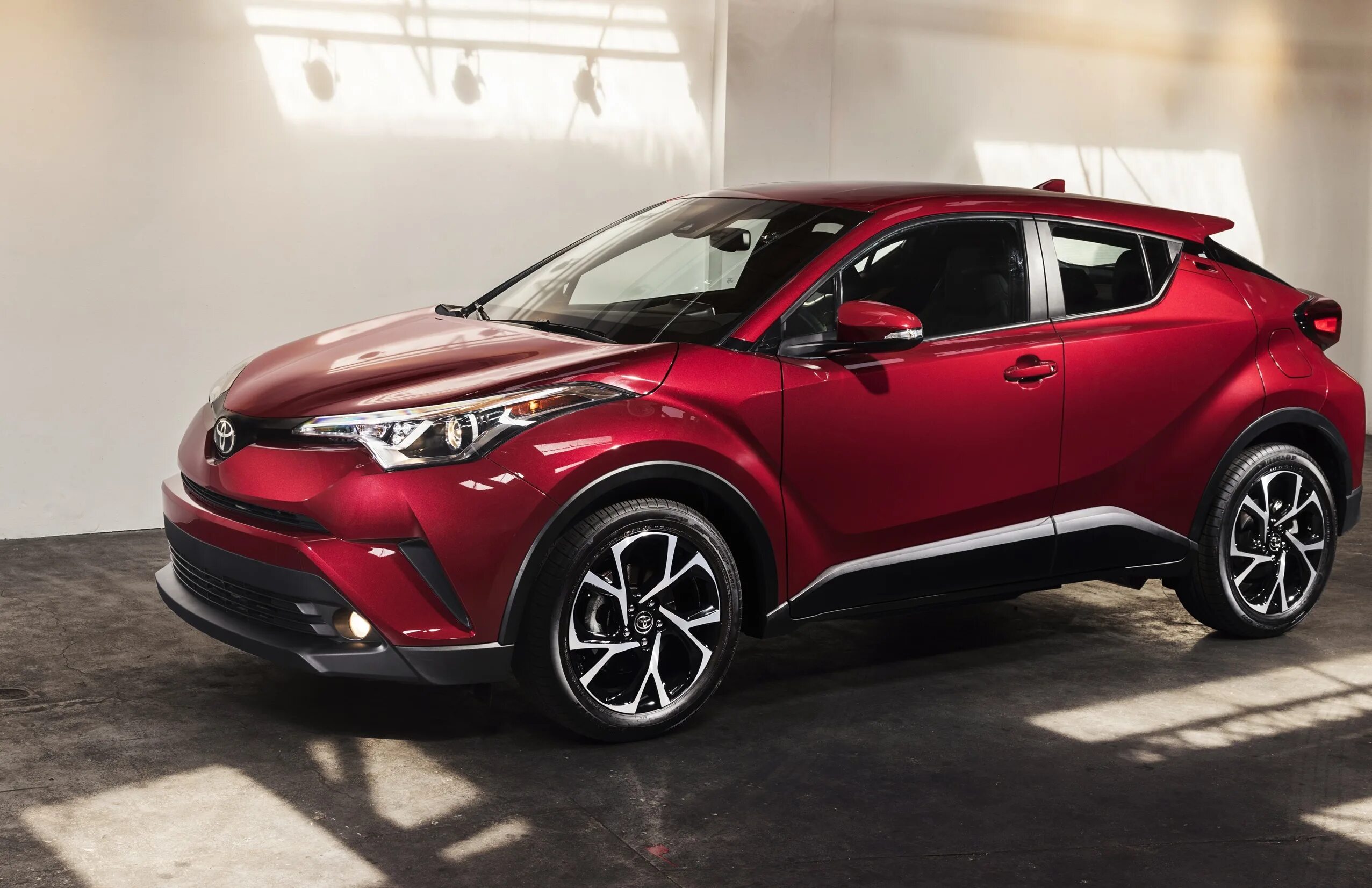 Кроссовер тойота цена. Toyota c-HR 2016. Toyota c-HR 2018. Тойота паркетник Chr. Toyota Ch-r 2017.