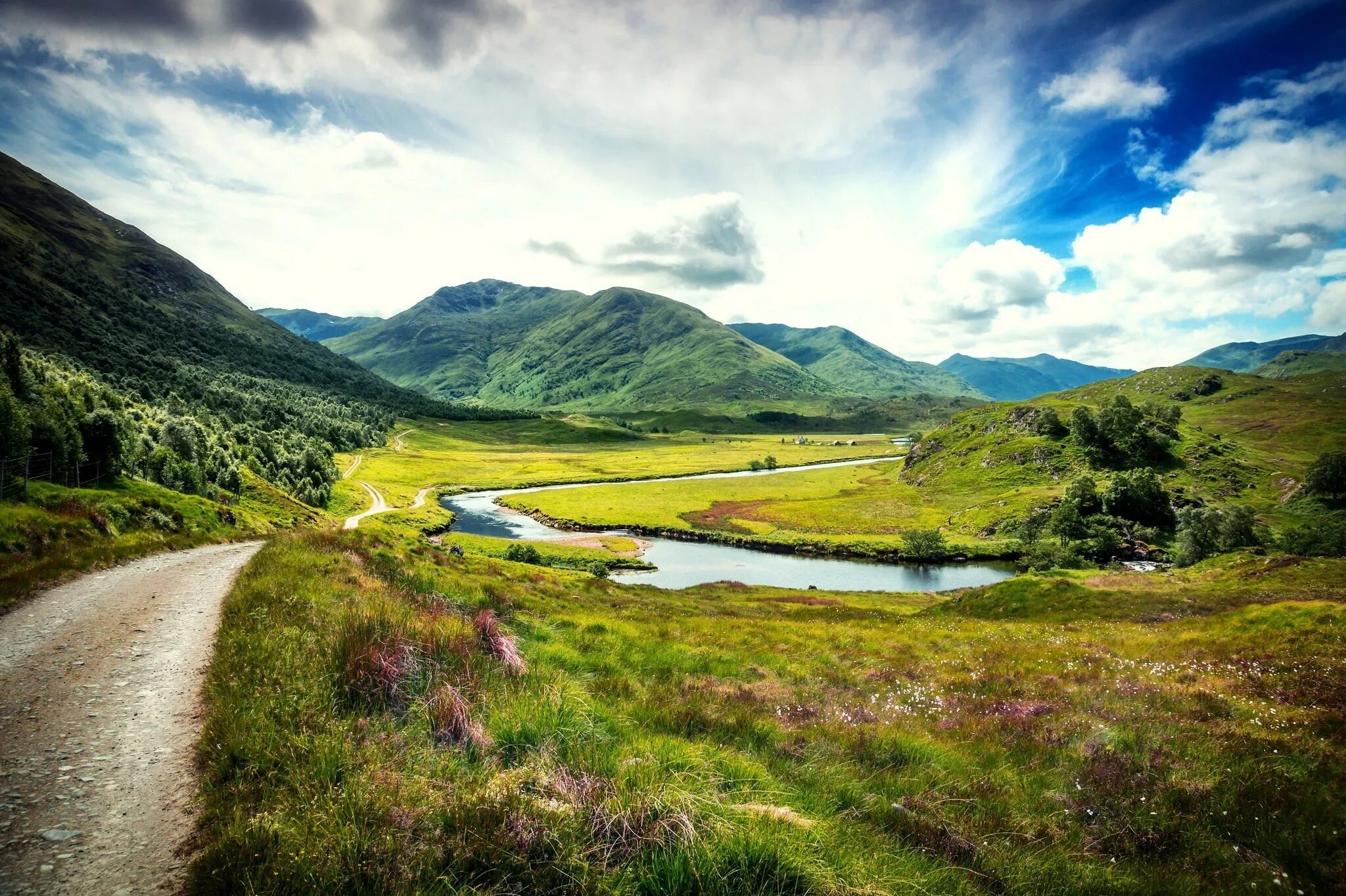 Mountains of great britain. Шотландия ландшафт. Шотландия табиати. Холмы Шотландии. Конический холм Шотландия.