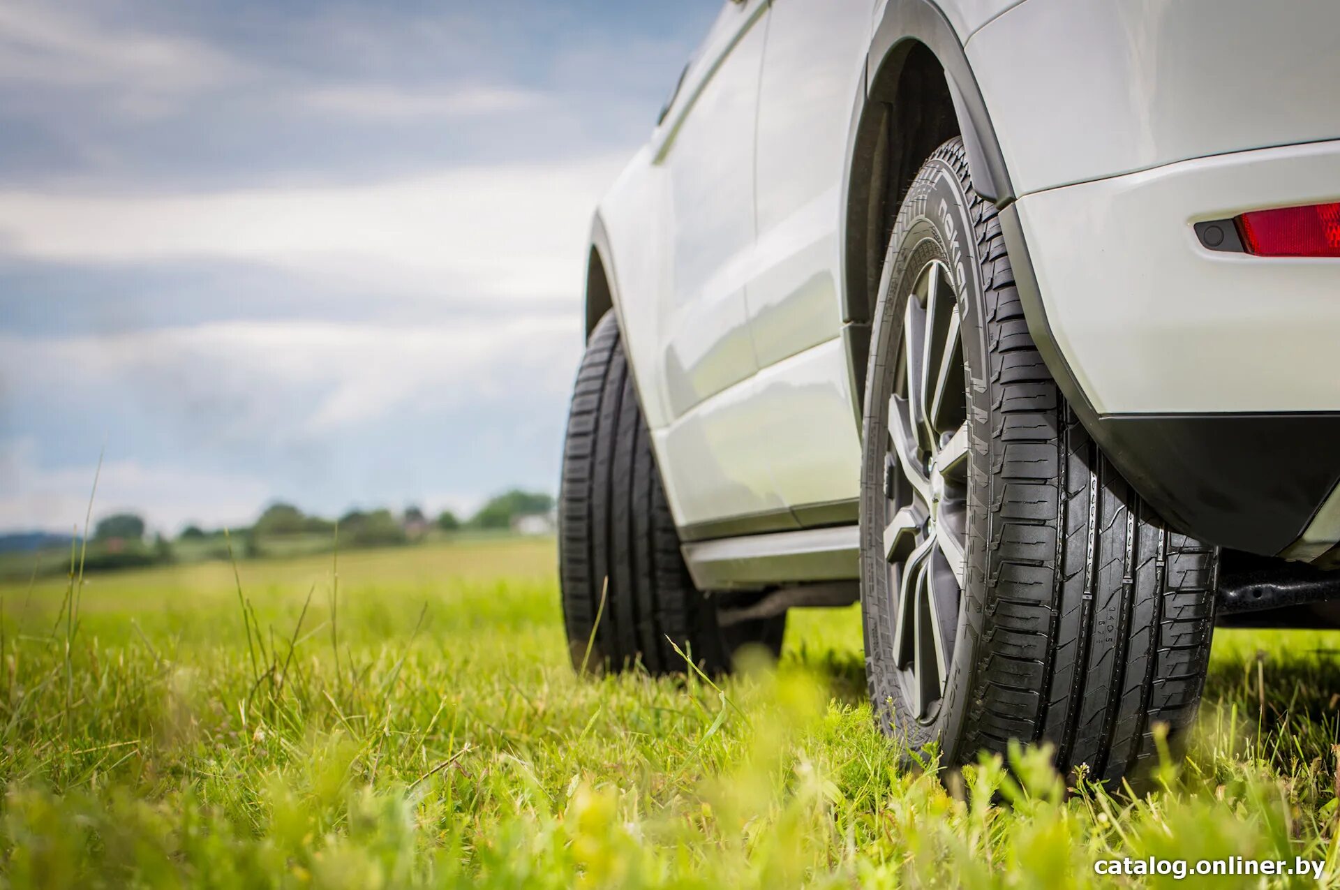 Какая лучшая резина на лето отзывы. Nokian Tyres летние. Нокиан Турес лето. Шины Кордиант летние баннер. Колесо автомобиля.