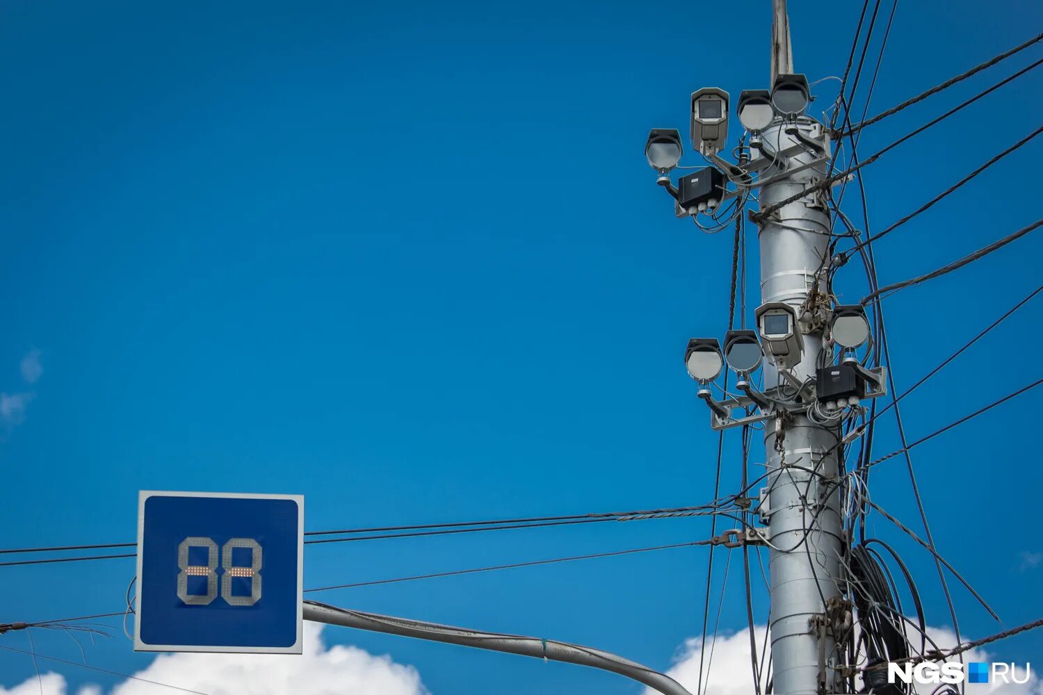 Где новосибирск. Где устанавливают в новосибирске. Камера фиксации. Где устанавливают в новосибирске. Столб с кучей камер.