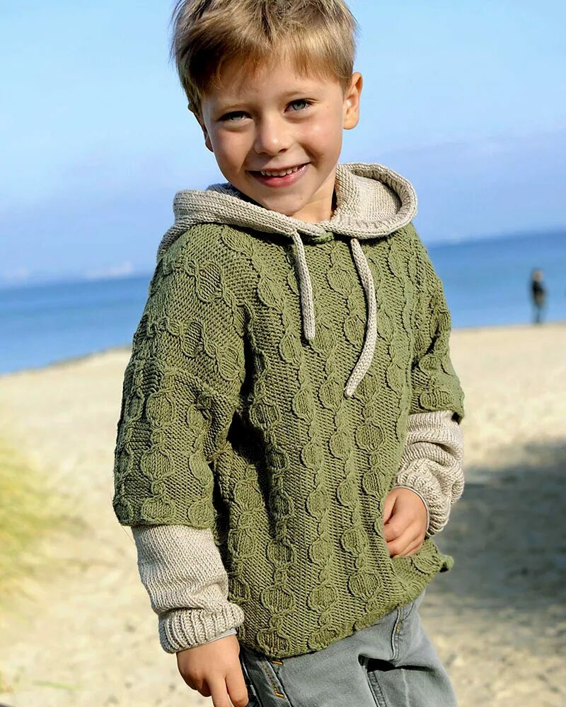 Вязание кофты мальчику. Вязаный свитер для мальчика. Вязаный джемпер для мальчика. Детский джеемпердля мальчика спицами. Вязаный свитер для мальчика 3 лет.