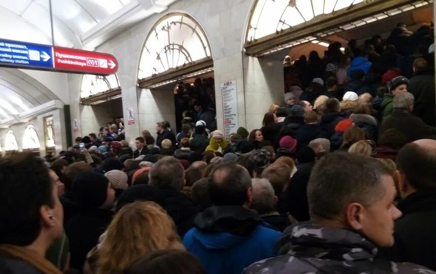 Давка в метро спб сегодня. Давка на станции спб. давка в петербургском метро. давка в метро спб. час пик в метро санкт-петербурга.